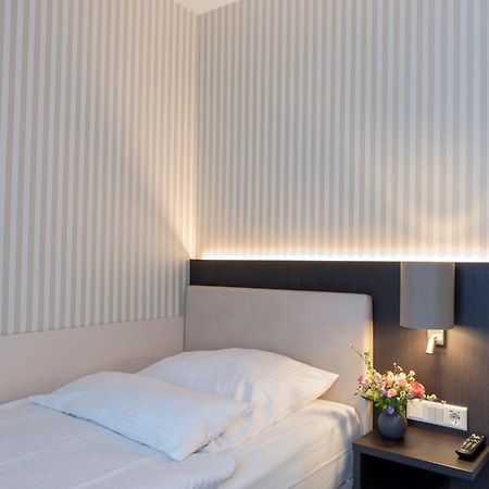 Hotel Alte Post Крефелд Екстериор снимка